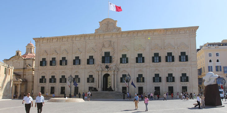 Zajazd Kastylijski (Auberge de Castille), siedziba premiera Malty. Historycznie było to miejsce zamieszkania tych z rycerzy zakonu Kawalerów Maltańskich, którzy posługiwali się językiem kastylijskim.