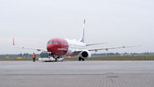 Samolot Norwegian na pasie startowym