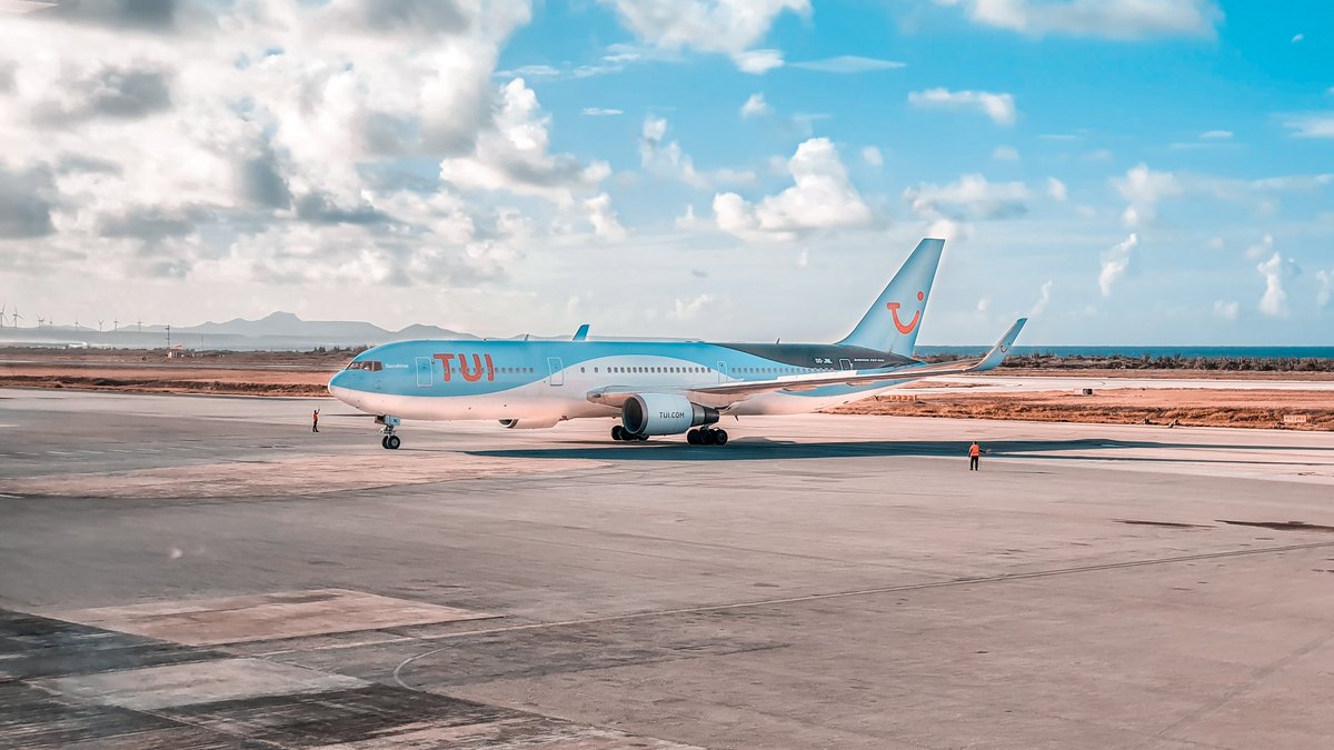 Samolot TUI na lotnisku