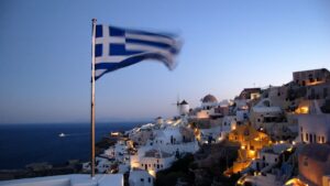 Flaga Grecji na tle miasta