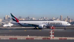 Samolot linii Emirates na pasie startowym