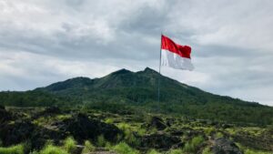 Flaga Indonezji na tle krajobrazu