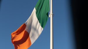 Flaga Irlandii na maszcie