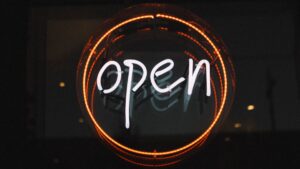 Neon z napisem "Open"