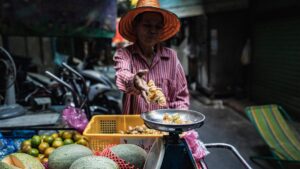 Tajlandia. Kobieta przyrządza posiłek w kuchni ulicznej