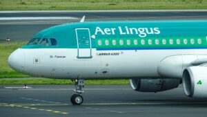 Samolot Aer Lingus na pasie startowym