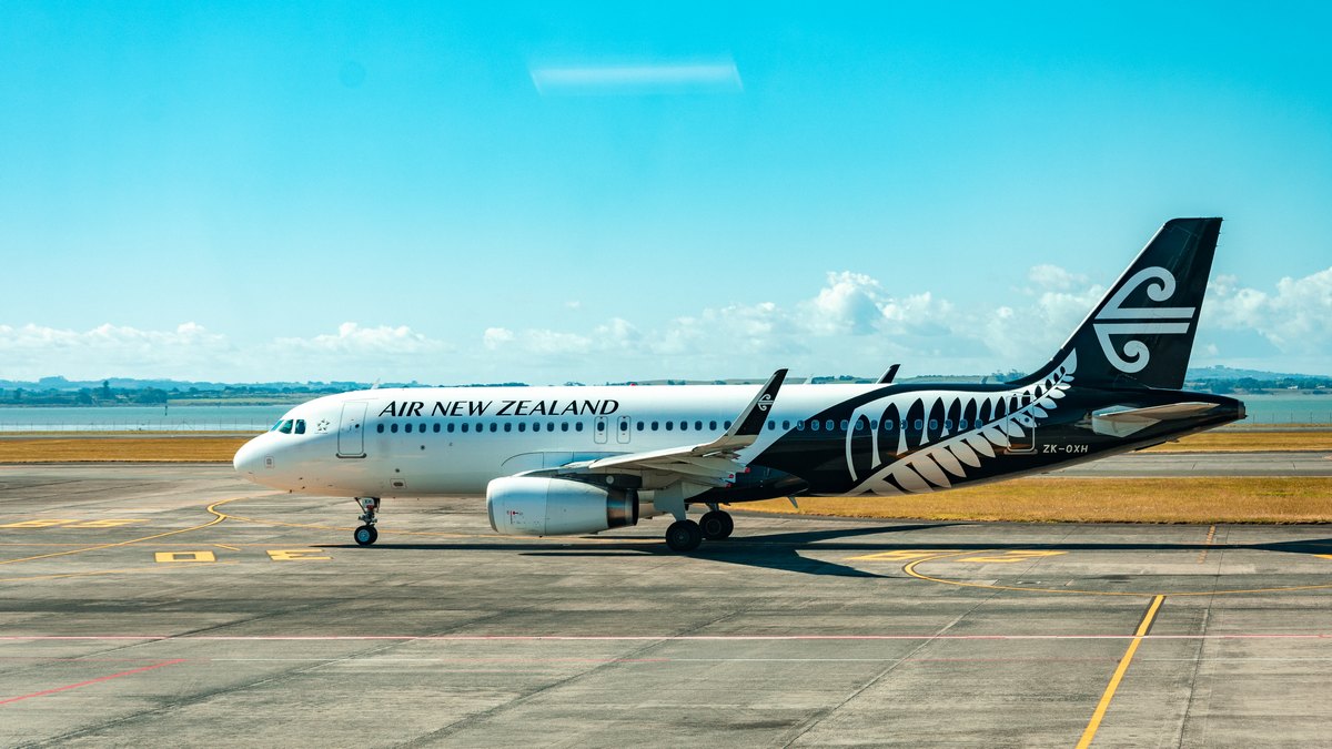 Samolot linii Air New Zealand na lotnisku