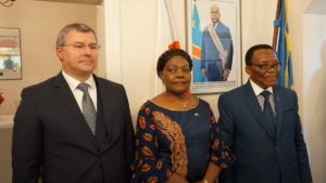Nowa Ambasador Demokratycznej Republiki Konga JE Clémentine Shakembo Kamanga (w środku).