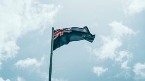 Flaga Nowej Zelandii na drzewcu