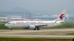 Samolot China Eastern Airlines na lotnisku w Shenzhen
