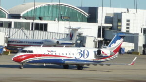 Samolot SkyWest Airlines na lotnisku