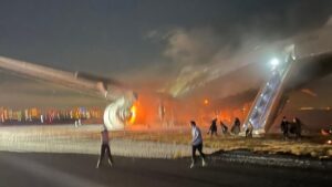 Pożar samolotu na lotnisku Haneda w Tokio